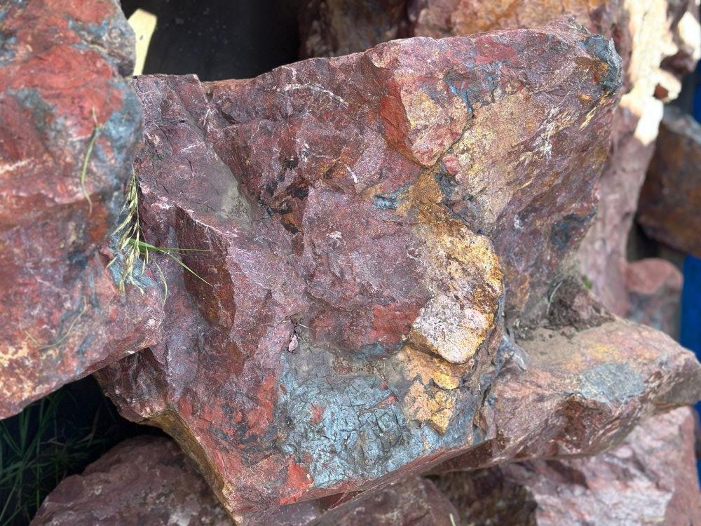 Камни для ландшафтного дизайна красно-фиолетовые 10-60 килограмм купить в Ульяновске