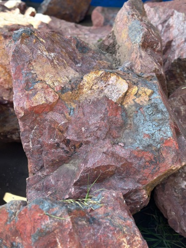 Камни для ландшафтного дизайна красно-фиолетовые 10-60 килограмм купить в Ульяновске