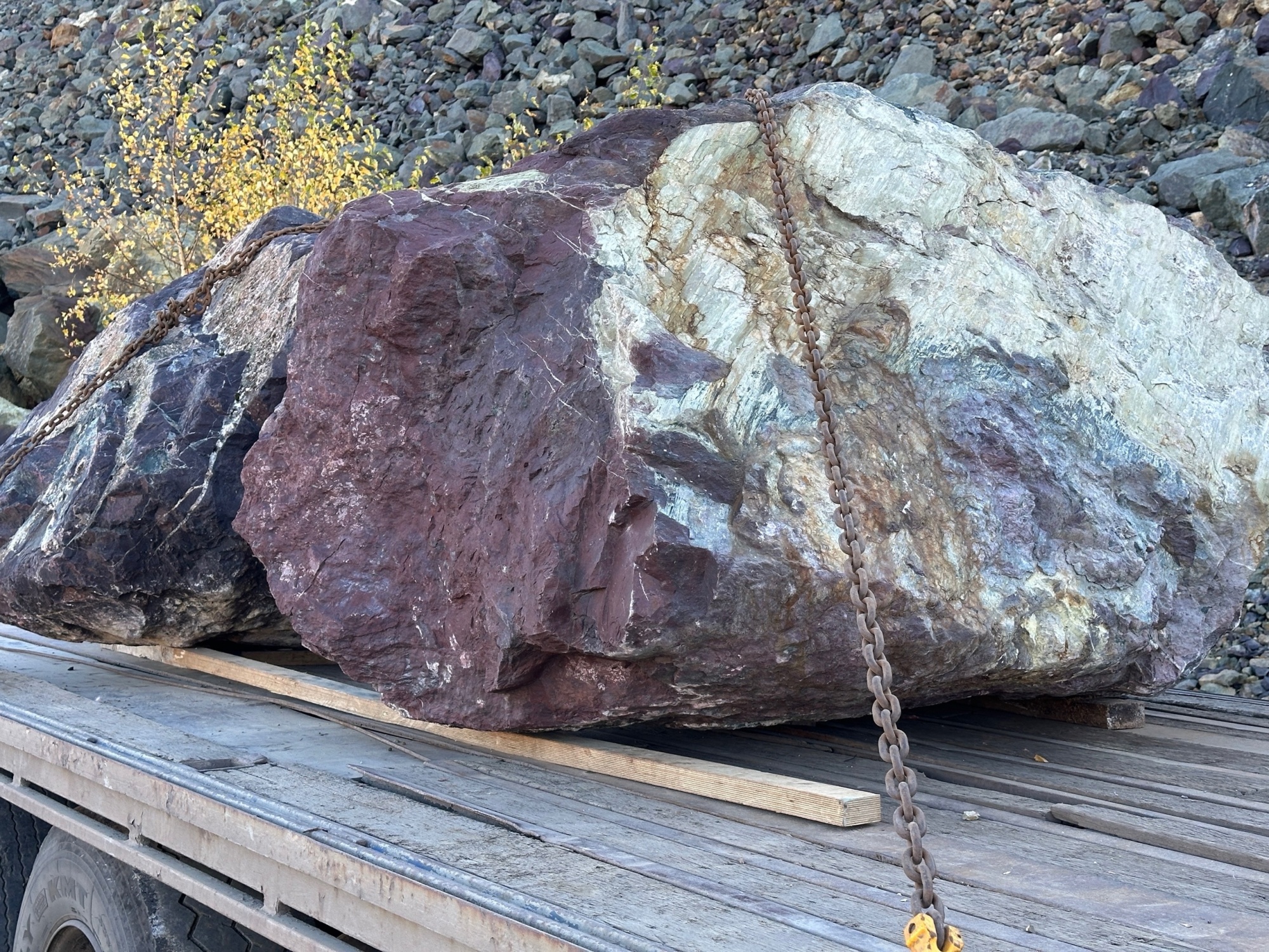 Огромные красно-фиолетовые валуны для ландшафтного дизайна весом более 5 тонн купить в Ульяновске