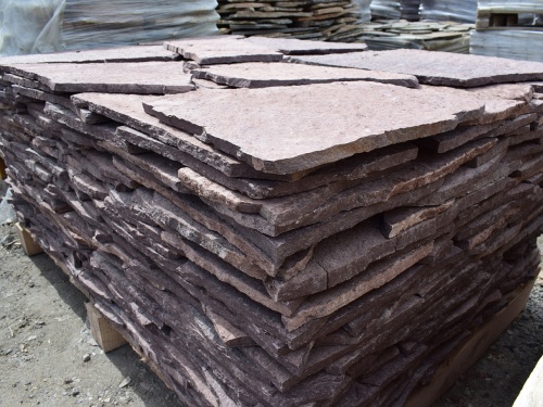 Плитняк лемезит бордовый для облицовки цоколя 20-25 мм  купить в Ульяновске