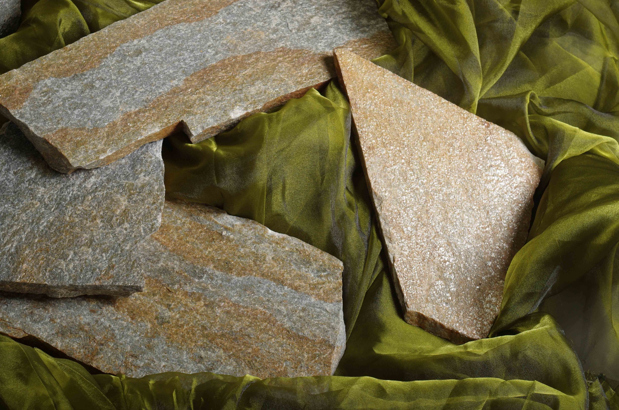 Плитняк златолит Уральский для цоколя, отмостки купить в Ульяновске