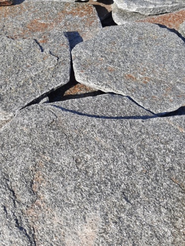 Златолит серебристый галтованный для лестниц купить в Ульяновске